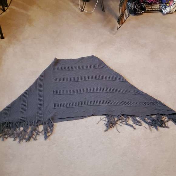 Charcoal gray fringy shawl fits sizes S-XL - Picture 7 of 10